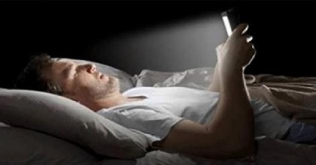 O uso de celular ou computador antes de dormir pode estar destruindo a