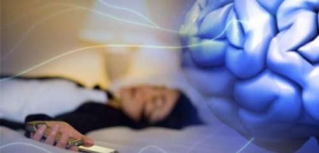 Dormir perto do celular é ruim
